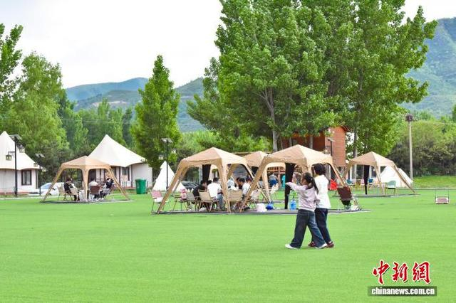 图为5月3日，游客在涉县娲皇宫国际露营地休憩。 杨彦忠 摄