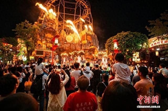 佛山长鹿旅游休博园举办夜间演出。景区供图