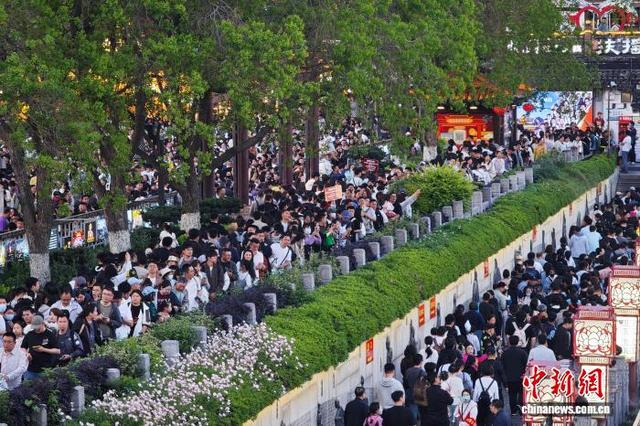 5月3日，江苏南京，游客们在夫子庙景区游玩。“五一”假期，南京旅游景点人气旺。中新社记者 泱波 摄
