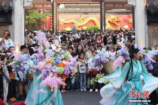 5月3日，江苏南京，游客们在夫子庙景区内欣赏文艺表演。“五一”假期，南京旅游景点人气旺。中新社记者 泱波 摄