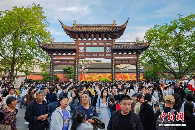 5月3日，江苏南京，游客们在夫子庙景区游玩。“五一”假期，南京旅游景点人气旺。中新社记者 泱波 摄