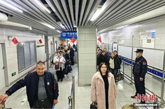 出入境旅客在东宁口岸排队等待通关。 东宁市委宣传部供图