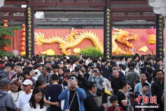 5月3日，江苏南京，游客们在夫子庙景区游玩。“五一”假期，南京旅游景点人气旺。中新社记者 泱波 摄