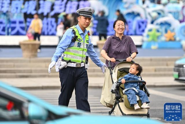 ↑ 5月2日，天津市公安局滨海分局交通管理支队民警在城区主要路口维持交通秩序。新华社发（杜鹏辉 摄）