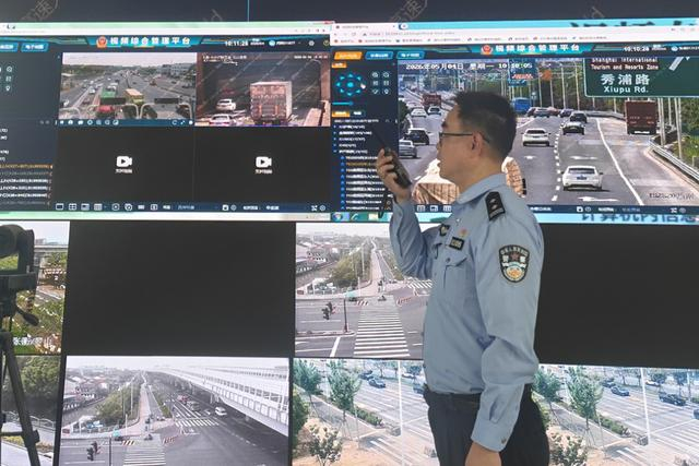 民警在指挥点大屏研判车流变化 上海市公安局 供图