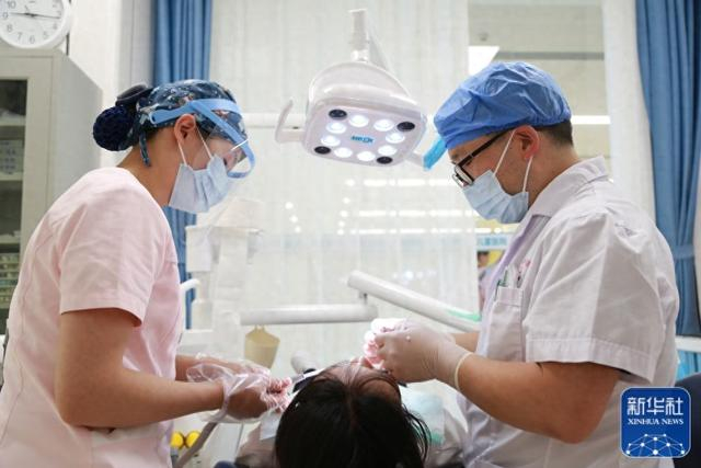 ↑ 5月2日，在位于云南省蒙自市的红河州妇幼保健院，口腔科医护人员为青少年治疗牙齿。新华社发（薛莹莹 摄）