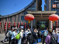 四川丹棱老峨山游客徒步登高乐享假期