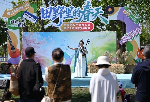 ↑ 5月3日，来自天津市北辰区的文艺骨干为观众表演二胡独奏。新华社记者 李然 摄