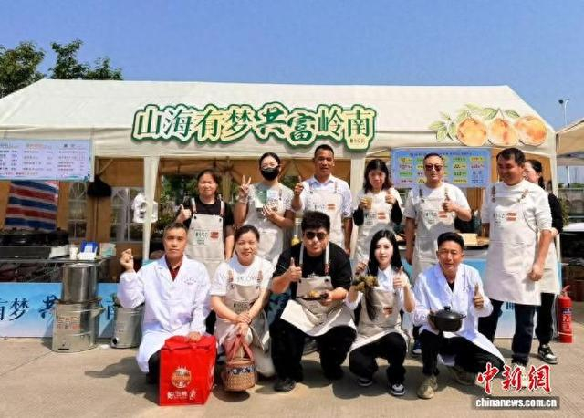 五村组团卖鸡煲。 郑灵芝 供图