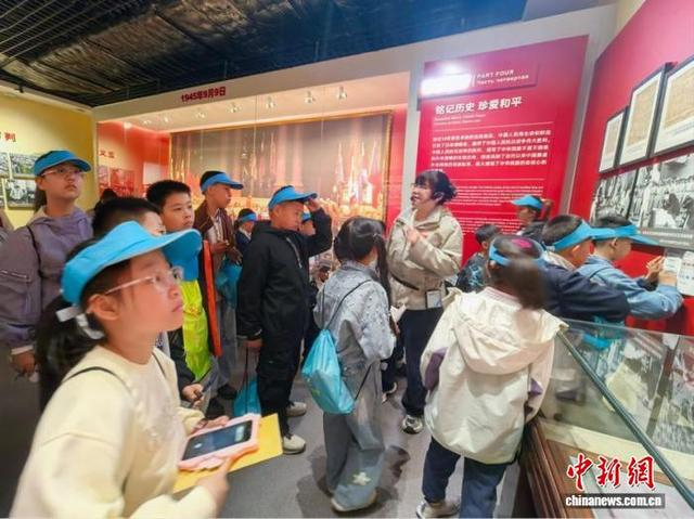 游客在东宁要塞景区参观。 东宁市委宣传部供图