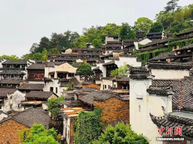 5月2日，在“中国最美乡村”江西婺源篁岭古村，民居在山崖上错落有致。 朱莹 摄