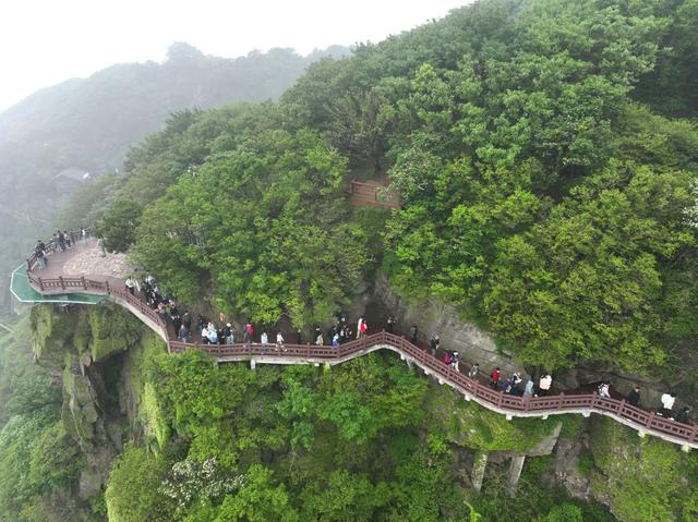 ↑ 5月3日，游客在江苏省连云港市海上云台山景区游玩（无人机照片）。新华社发（王春摄）
