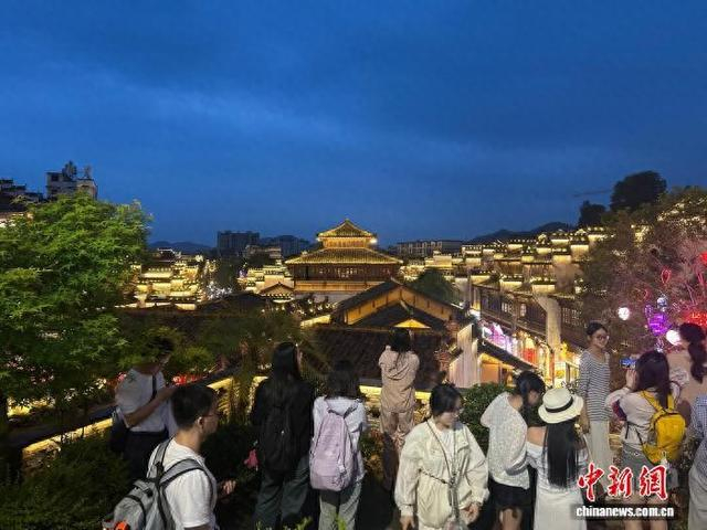 5月2日，在“中国最美乡村”江西婺源弦高古城，游客在古城内游玩。 朱莹 摄