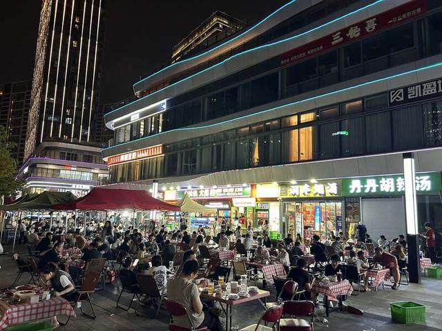 “五一”当晚，“赵姑娘大排档·龙虾烧烤”店内外全部坐满。受访者供图
