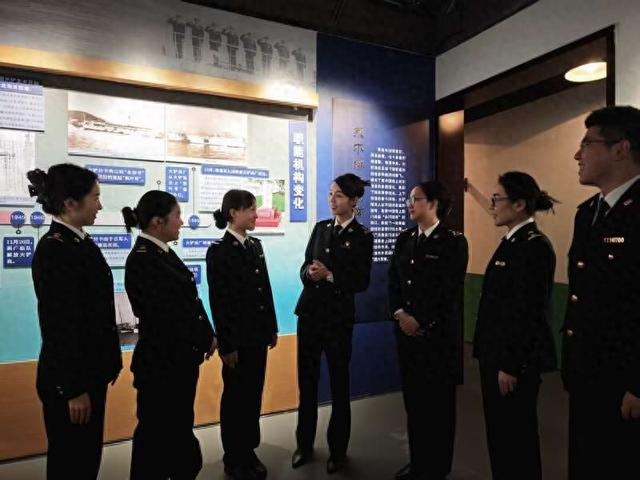 胡戎（左四）在大铲海关工作生活旧址向青年关员讲述大铲海关业务发展历程。广州海关供图