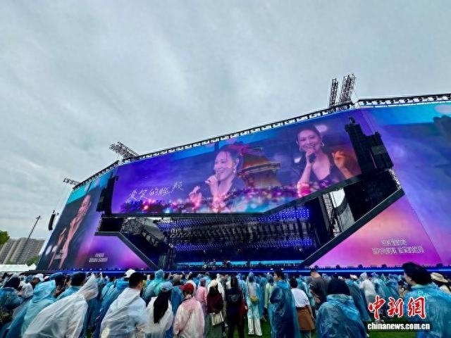 5月2日，“复兴岛·音乐荟”在上海复兴岛岛北公共空间上演。 中新社记者 王笈 摄