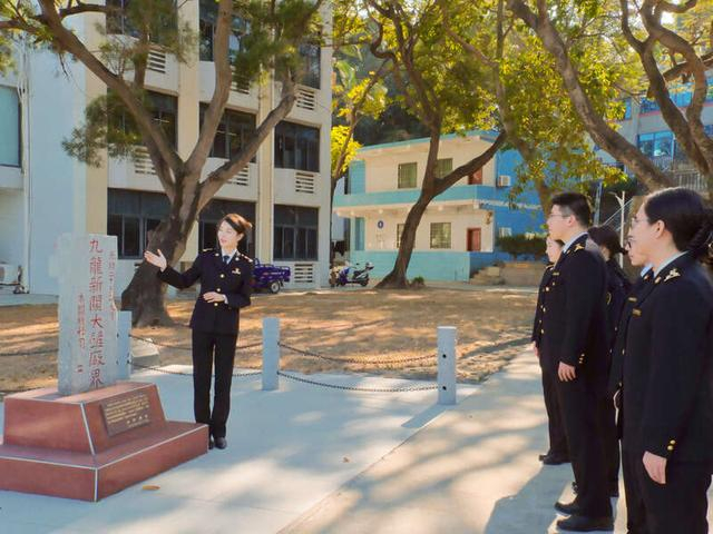胡戎（左一）在全国海关基层党建实训示范点向青年关员讲授“行走的党课”。广州海关供图