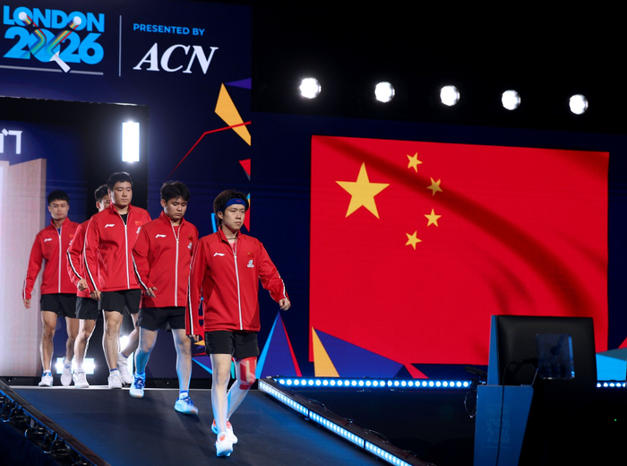 　　5月3日，中国队选手在男子团体小组赛比赛前出场。新华社记者 李颖 摄