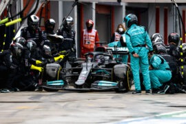 刘易斯·汉密尔顿（Lewis Hamilton）进站停靠在伊莫拉（Imola）的梅赛德斯W12（2021）