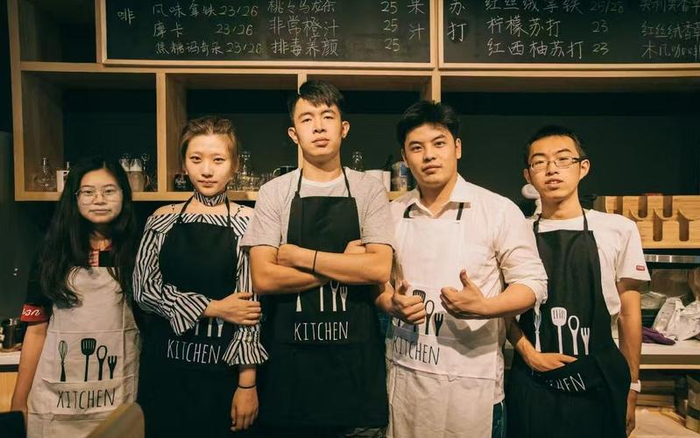 孙俊杰（右一）曾和伙伴们开过校园咖啡厅。 受访者供图