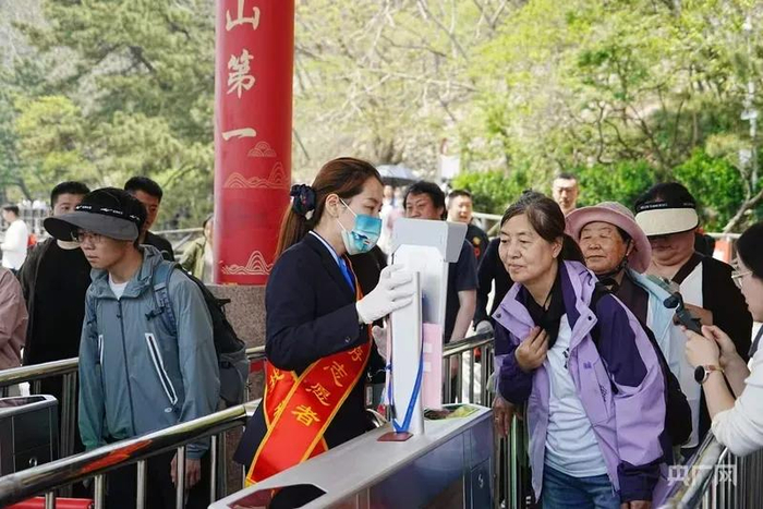 “五一”假期，游客在景区检票处排队进入景区  央广网发 李正斌 摄