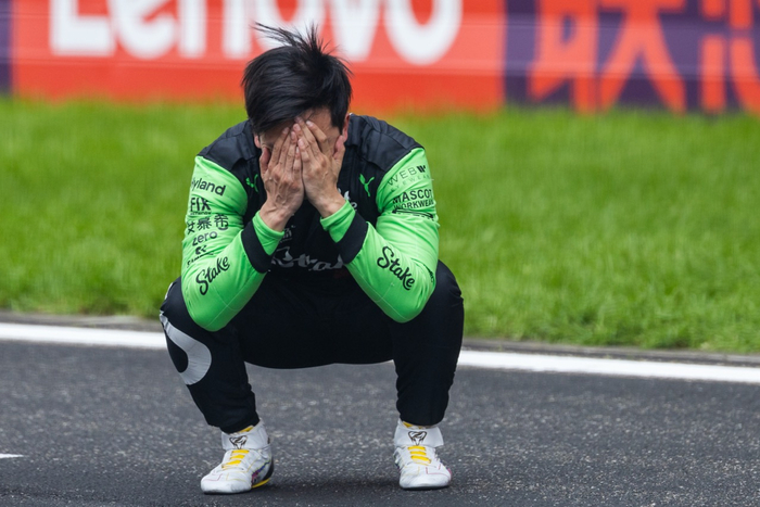 在完成2024 F1中国大奖赛后，周冠宇激动落泪图片来源：澎湃新闻