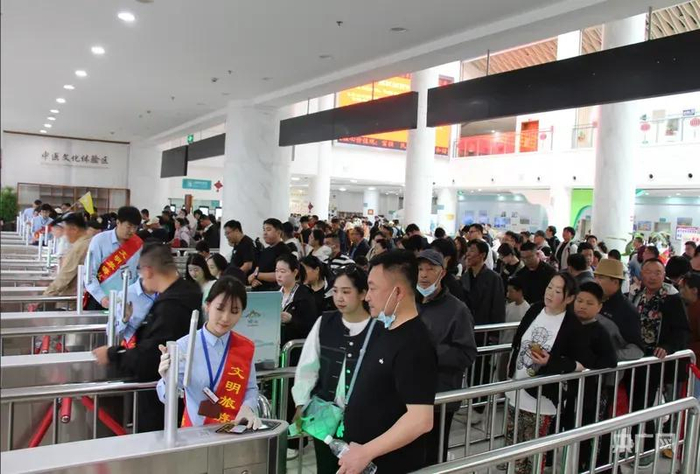 游客在崂山景区的乘车点排队乘车  央广网发 青岛市崂山风景名胜区管理局 供图