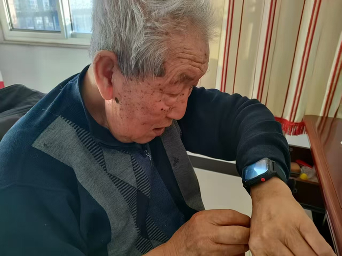内置电子围栏的智慧手表，可以更好地保障老人的安全。受访者供图
