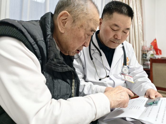 怀柔区幸福里养老中心医护部主任任尔扬为老人做检查。受访者供图