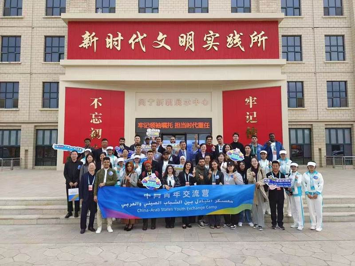 宝云和中阿青年一起走进闽宁。受访者供图