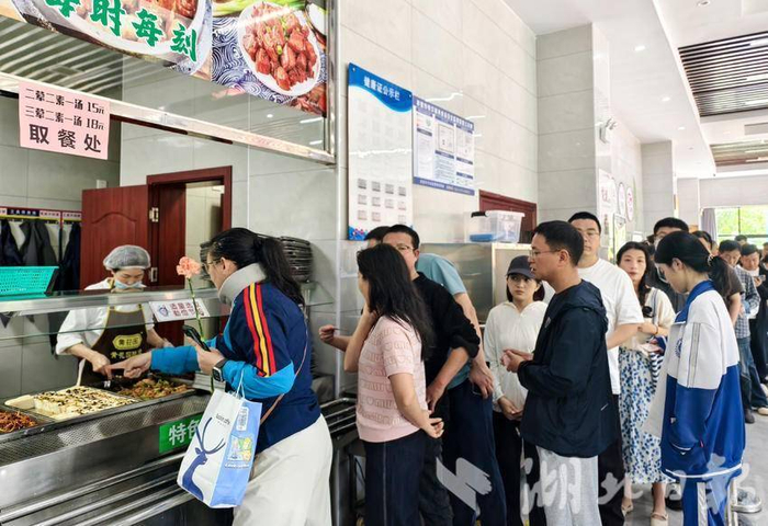 游客市民在赤壁市政府机关食堂排队打菜 湖北日报 图