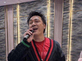 吴镇宇17岁儿子近照曝光，长发卷发身材圆润，与父母团拜全场最高