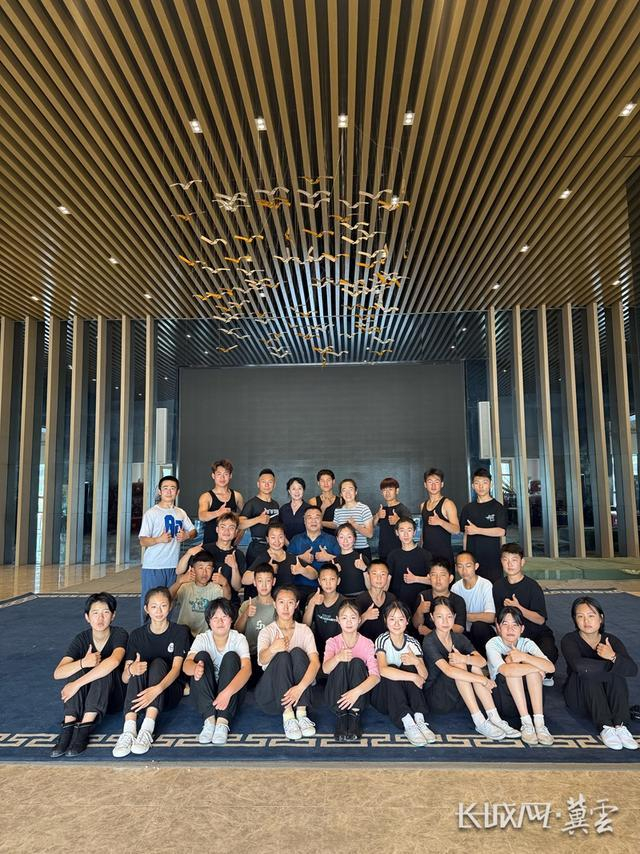 胡俊林和小学员们在一起。通讯员 闫凯 供图