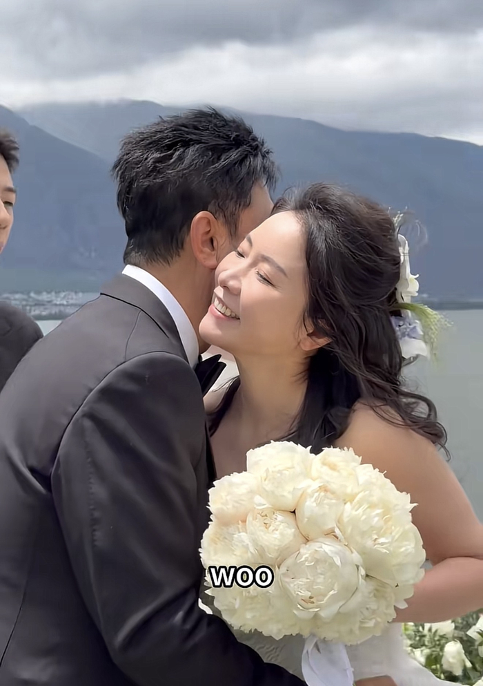 为弥补20年前的遗憾，郭涛为妻子补拍婚纱照