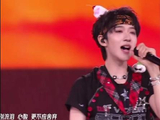 严浩翔演唱红日哽咽落泪，全场粉丝亮26米灯牌墙应援