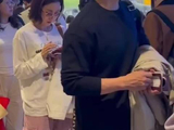 马龙在斯坦福桥悠闲观战英超，难得享受轻松时刻