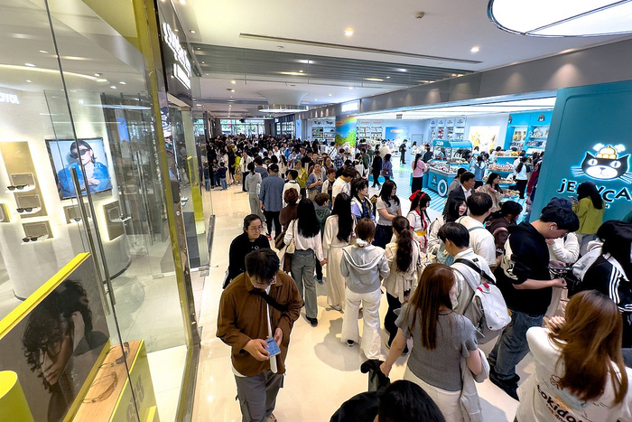 2026年5月2日，上海，商场内购物消费迎来客流高峰。视觉中国 图