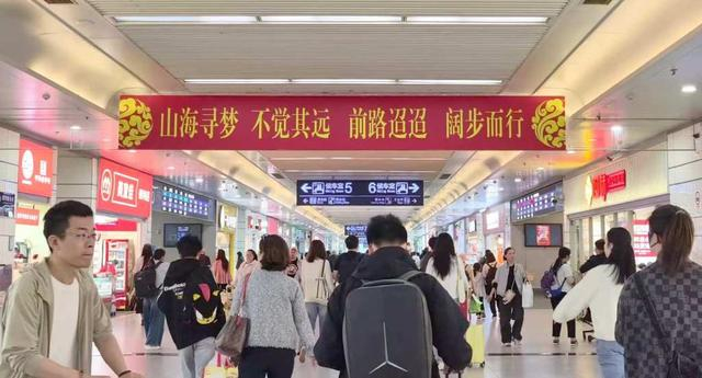 旅客行走在上海站候车厅廊道。过云松 摄