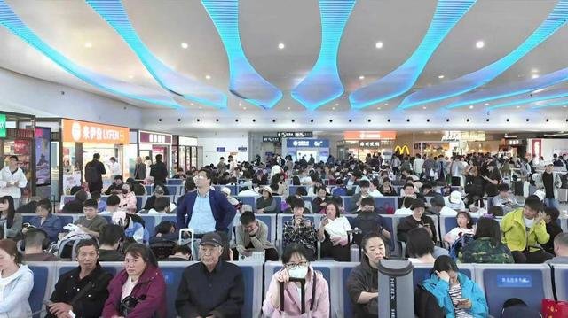 旅客在连云港站候车室有序候车。李佃好 摄
