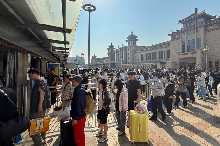 北京站，旅客出站后排队乘坐地铁。新京报记者 王贵彬 摄