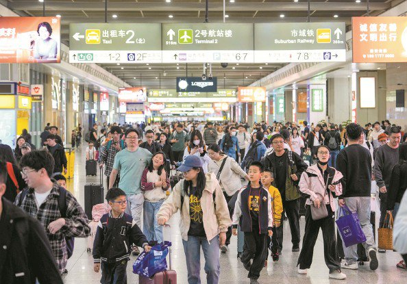             今天，铁路迎来“五一”假期返程高峰，大量旅客抵达虹桥火车站  本报记者  陈梦泽  摄          