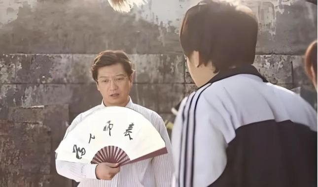 王老师的角色，尽显讽刺。（图/《夏洛特烦恼》） 