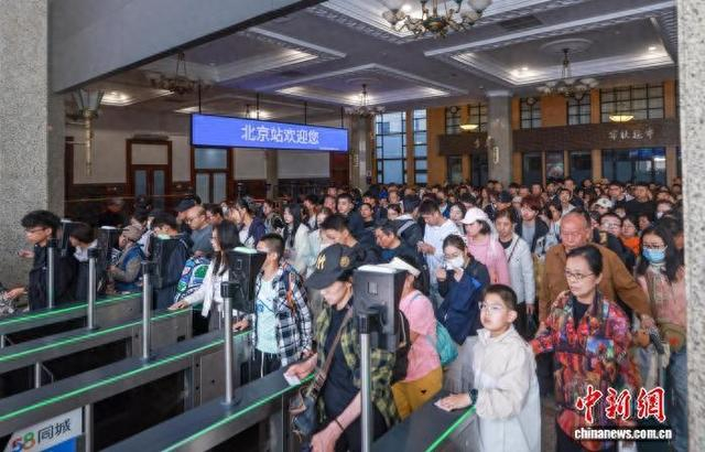旅客在北京站进站乘车。记者 贾天勇 摄
