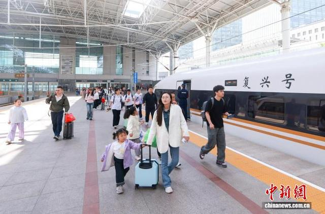 旅客在北京北站乘车。记者 贾天勇 摄
