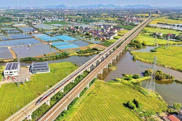 一列复兴号动车组列车行驶在合杭高铁线路上。周围 摄
