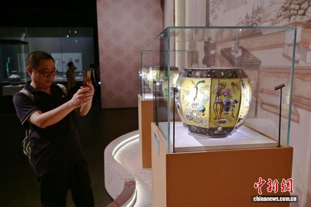 图为游客参观黄地粉彩博古花卉纹八方缸。中新社记者 翟羽佳 摄