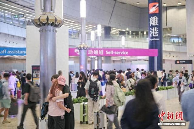 5月5日，旅客在香港西九龙高铁站出行。当天是内地“五一”假期的最后一天，访港旅客陆续返程。 中新社记者 陈永诺 摄