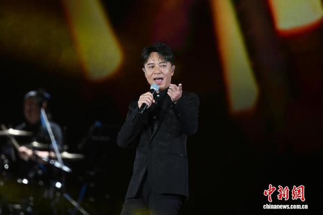 图为李克勤演唱歌曲。中新网记者 李志华 摄