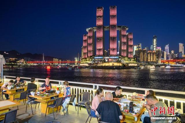 5月4日晚，中外游客在重庆长嘉湾一餐厅用餐。中新社记者 何蓬磊 摄