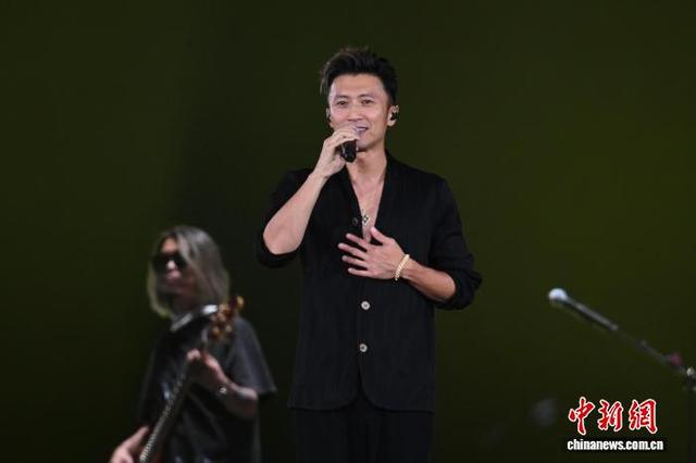 5月4日晚，英皇群星演唱会在香港启德体育园主场馆举行。图为谢霆锋在演出中。 中新网记者 李志华 摄